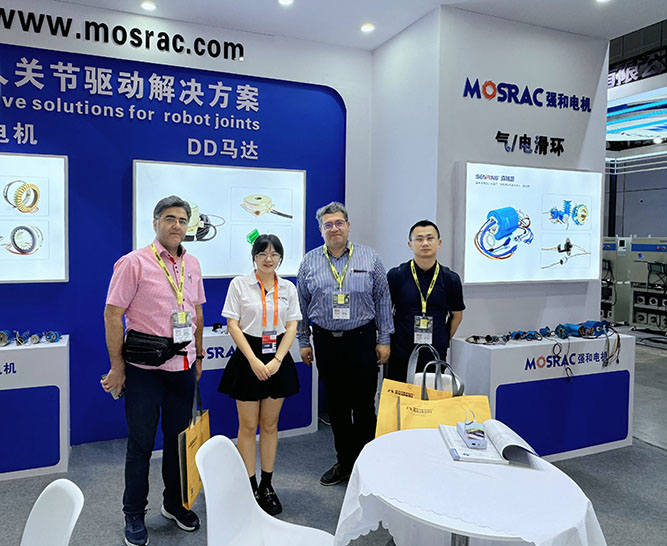 加拿大客户来到强和电机（Mosrac）展位.jpg